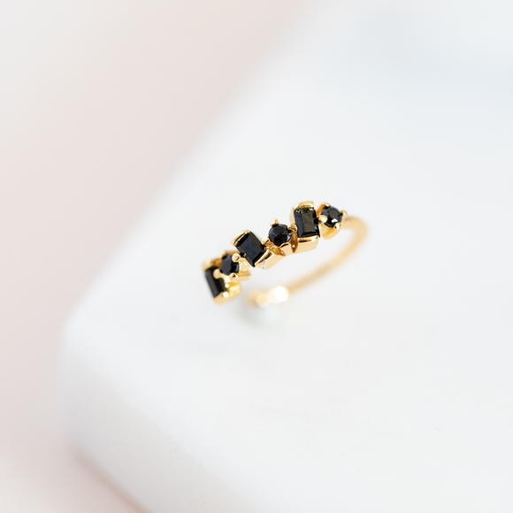 Black Stone Ear Cuff (S925) - Picture 5 of 8